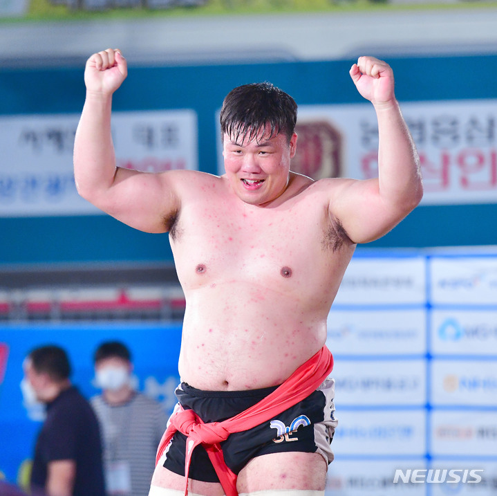 [서울=뉴시스]김진, 추석장사씨름대회 백두장사…올해 3관왕 (사진 = 대한씨름협회 제공)