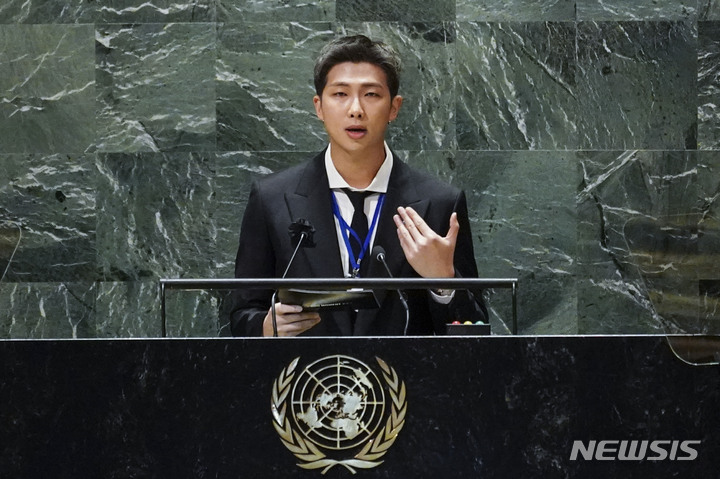 [뉴욕=뉴시스] 김진아 기자 = 그룹 BTS(방탄소년단)의 RM이 20일(현지시간) 미국 뉴욕 유엔본부 총회장에서 열린 제2차 SDG Moment(지속가능발전목표 고위급회의) 개회식에서 발언하고 있다. 2021.09.20. bluesoda@newsis.com