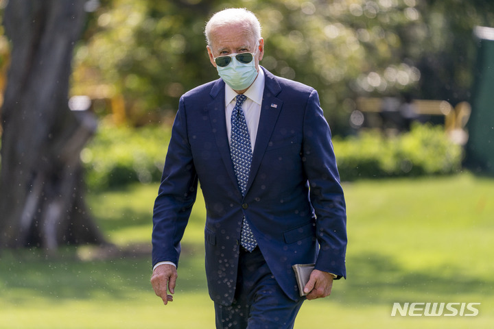 [뉴욕=AP/뉴시스]조 바이든 미국 대통령이 20일(현지시간) 백악관을 걷는 모습. 2021.09.20.