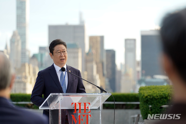 [뉴욕=뉴시스] 김진아 기자 = 황희 문화체육관광부 장관이 20일(현지시간) 메트로폴리탄 미술관에서 한국실 방문 기념 축사를 하고 있다. 2021.09.21. bluesoda@newsis.com