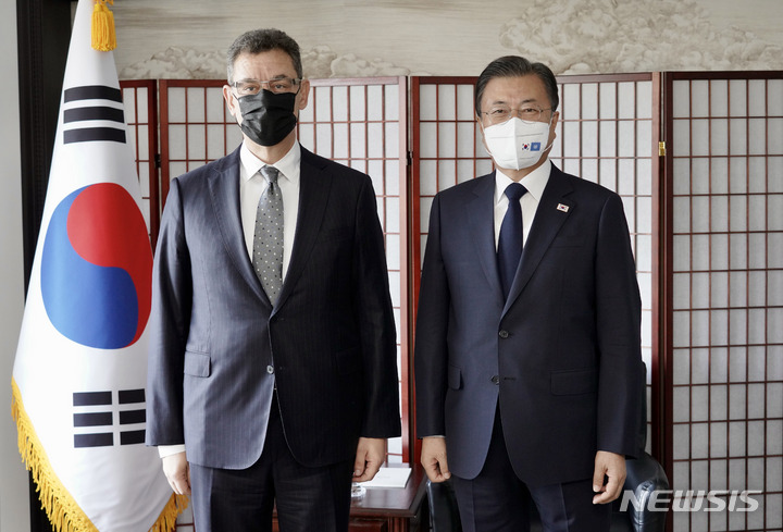 [뉴욕=뉴시스] 김진아 기자 = 문재인 대통령이 지난해 9월21일(현지시간) 미국 뉴욕의 한 호텔에서 앨버트 불라 화이자 최고경영자(CEO)를 접견, 기념촬영을 하고 있다. 2021.09.21. bluesoda@newsis.com