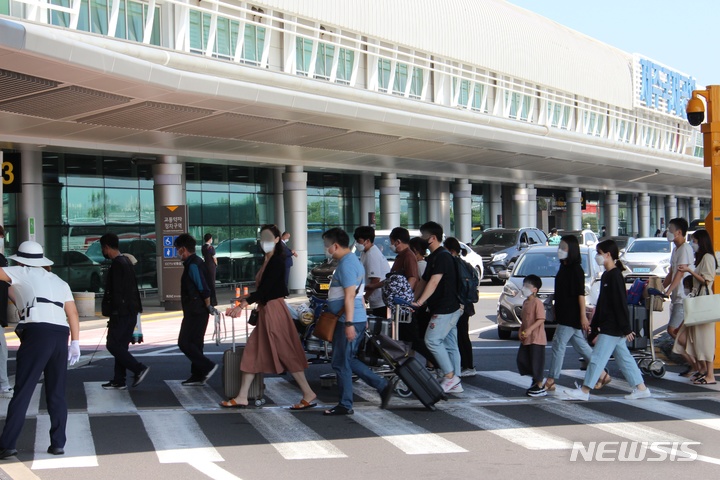 [제주=뉴시스] 양영전 기자 = 추석 연휴 마지막 날인 지난 22일 오후 제주국제공항 출발층에서 관광객들이 발걸음을 재촉하고 있다. 2021.09.23. 0jeoni@newsis.com