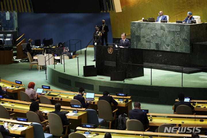 [뉴욕=뉴시스] 김진아 기자 = 문재인 대통령이 21일(현지시간) 미국 뉴욕 유엔 총회장에서 기조연설을 하고 있다. 2021.09.22. bluesoda@newsis.com