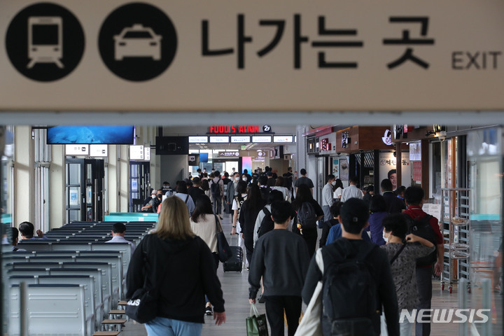 [서울=뉴시스] 권창회 기자 = 추석 연휴 마지막날인 22일 오전 서울 서초구 서울고속버스터미널에서 시민들이 버스에서 내려 이동하고 있다. 2021.09.22. kch0523@newsis.com