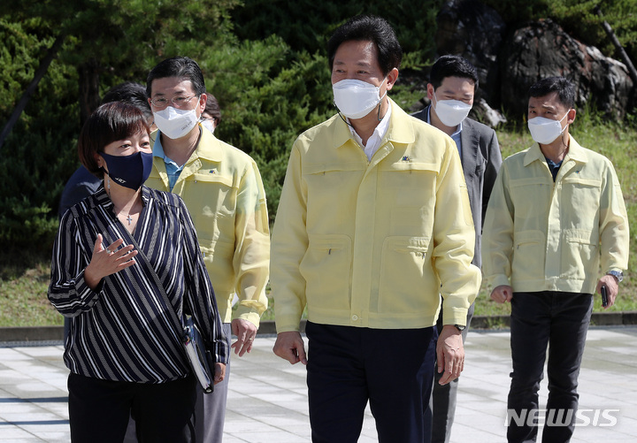 [서울=뉴시스] 백동현 기자 = 오세훈 서울시장이 지난달 22일 오전 서울 강남구 SRT 수서역에 마련된 선별진료소를 찾아 현장점검 하고 있다. 2021.09.22. livertrent@newsis.com
