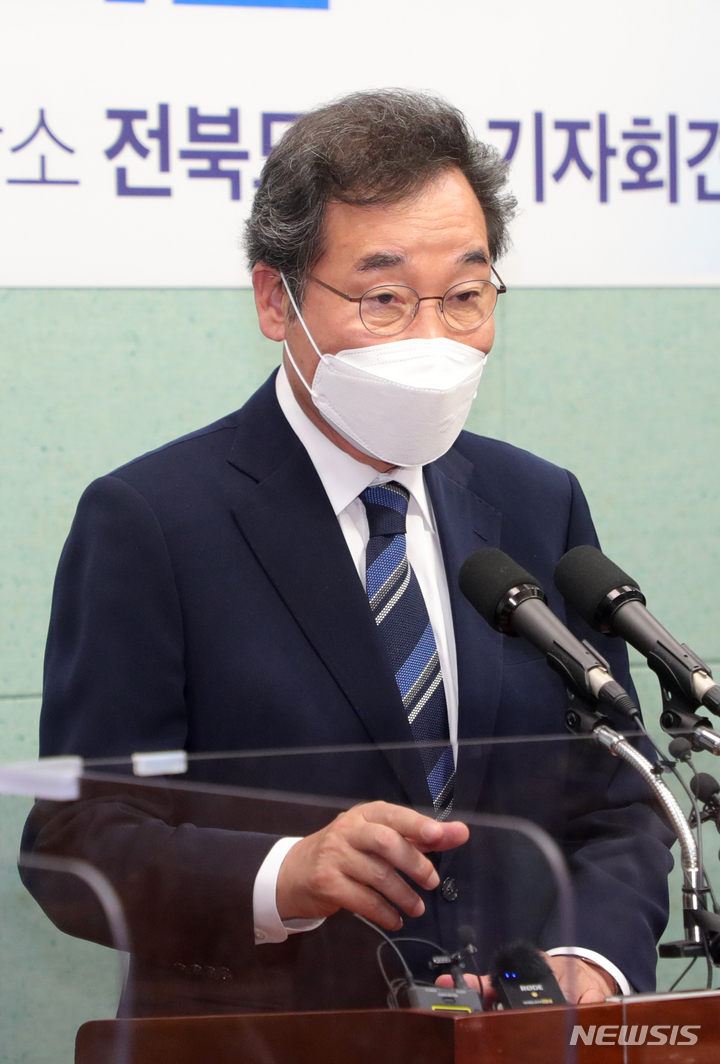 [전주=뉴시스] 김얼 기자 = 이낙연 더불어민주당 대선 경선 후보가 지난 22일 전북 전주시 전북도의회 브리핑룸을 방문해 기자회견을 열고 질의에 답변하고 있다. 2021.09.22. pmkeul@newsis.com