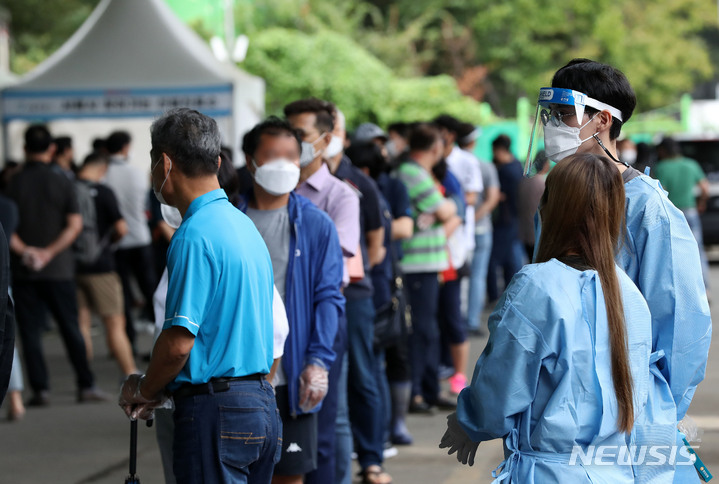 [서울=뉴시스] 백동현 기자 = 가락시장 관련 누적 확진자가 400명을 넘어선 22일 오전 서울 송파구 가락시장에 설치된 찾아가는 선별진료소에서 시장 종사자들이 검사를 받기 위해 대기하고 있다. 2021.09.22. livertrent@newsis.com