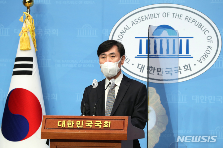 [서울=뉴시스] 최진석 기자 = 국민의힘 대선주자인 하태경 의원이 22일 오후 서울 국회 소통관에서 제11호 공약 '대통령 임기 내 최저임금 동결' 발표 기자회견을 하고 있다. 2021.09.22. myjs@newsis.com