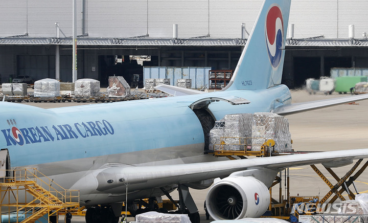 [인천공항=뉴시스] 홍효식 기자 = 정부가 미국 제약사 화이자사와 직접 계약한 코로나19 백신 462만 5천 회분이 지난달 22일 오후 인천국제공항 화물터미널에 도착해 옮겨지고 있다. 2021.09.22. yesphoto@newsis.com