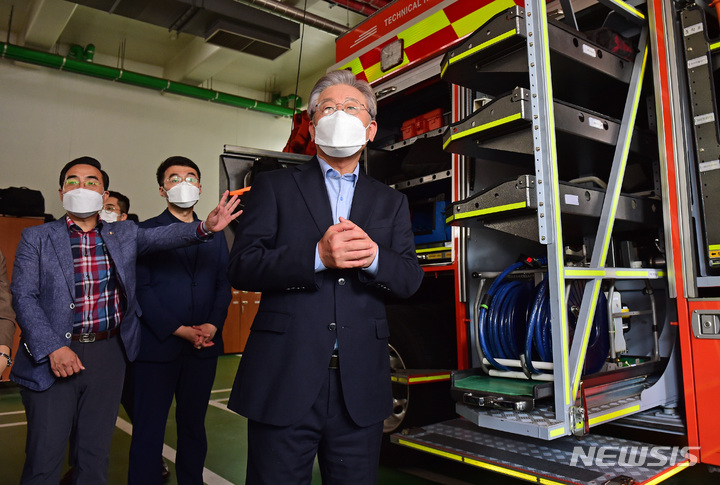 [서울=뉴시스] 국회사진기자단 = 더불어민주당 대선주자인 이재명 경기도지사가 추석 연휴 마지막 날인 22일 서울 동작소방서를 찾아 소방관들을 격려하고 있다. 2021.09.22. photo@newsis.com