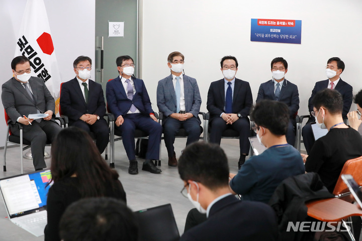 [서울=뉴시스] 국회사진기자단 = 윤석열 캠프의 외교안보 정책자문단이 지난해 9월 22일 오후 서울 여의도 국민의힘 중앙당사에서 윤석열 전 총장의 외교안보 관련 공약발표를 듣고 있다. 가장 왼쪽이 국민의힘 선거대책본부에서 글로벌비전위원회 부위원장을 맡고 있는 김성한 고려대 교수. 2022.02.24. photo@newsis.com