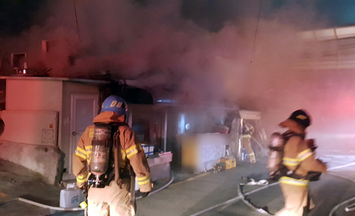[부산=뉴시스] 22일 밤 부산 수영구 수영팔도시장 내 한 점포에서 불이 났다. (사진=부산경찰청 제공) *재판매 및 DB 금지