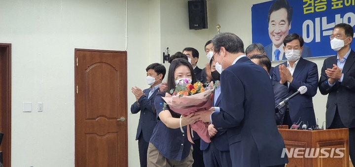 [창원=뉴시스] 강경국 기자 = 더불어민주당 대선주자인 이낙연 후보가 23일 경남도의회에서 기자회견을 갖기 전 환영 꽃다발을 받고 있다. 2021.09.23. kgkang@newsis.com