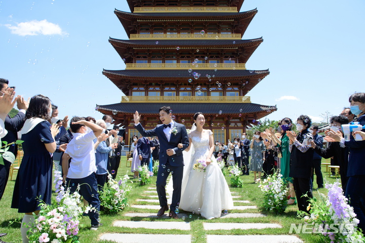 [경주=뉴시스] 이은희 기자= 경주시가 5월에 진행한 상반기 '작은 결혼식’ (사진= 경주시 제공) 2021.9.23. photo@newsis.com 