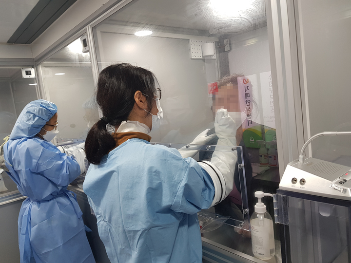 [용인=뉴시스]이동형 검사부스에서 코로나19 검사를 진행하고 있다.(자료사진)&nbsp; *재판매 및 DB 금지