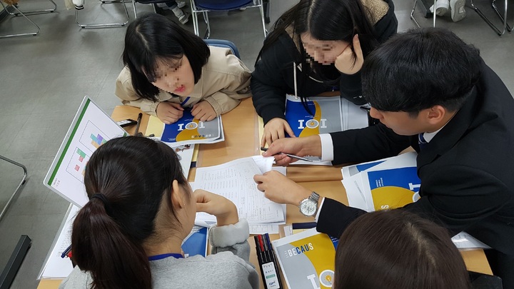 [서울=뉴시스] 서울 동작구의 '고등학생-중앙대 멘토링' 활동 모습. (사진=동작구 제공) 2021.09.23. photo@newsis.com  *재판매 및 DB 금지