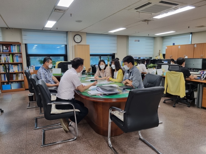 [거제=뉴시스] 신정철 기자= 경남 거제시는 23일 오전 0시 기준으로 전체 지급대상자 21만9487명 중 90.4%에 해당하는 19만8424명이 국민지원금을 지급 받았다고 밝혔다. 사진은 일선 면·동 국민지원금 지급 사무실 모습이다.(사진=거제시 제공).2021.09. 23. photo@newsis.com *재판매 및 DB 금지