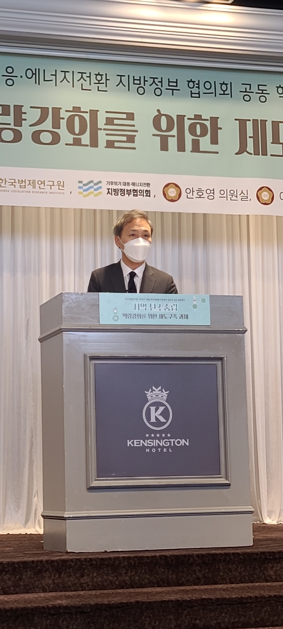 [전주=뉴시스] 한훈 기자 = 김승수 전북 전주시장은 23일 서울 여의도 켄싱턴호텔에서 열린 학술행사에 참석해 전주의 기후에너지 거버넌스 운영사례를 공유하고, 탄소중립 역량을 강화하기 위한 다양한 방안을 발표했다.(사진=전주시 제공).2021.09.23. photo@newsis.com *재판매 및 DB 금지