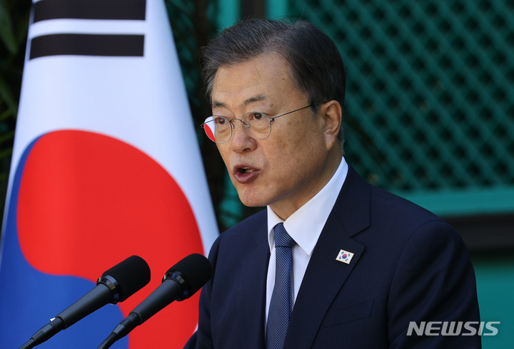 [호놀룰루=뉴시스] 김진아 기자 = 문재인 대통령이 22일(현지시간) 미국 하와이대 한국학 연구소에서 열린 독립유공자 훈장 추서식에서 발언하고 있다. 2021.09.23. bluesoda@newsis.com