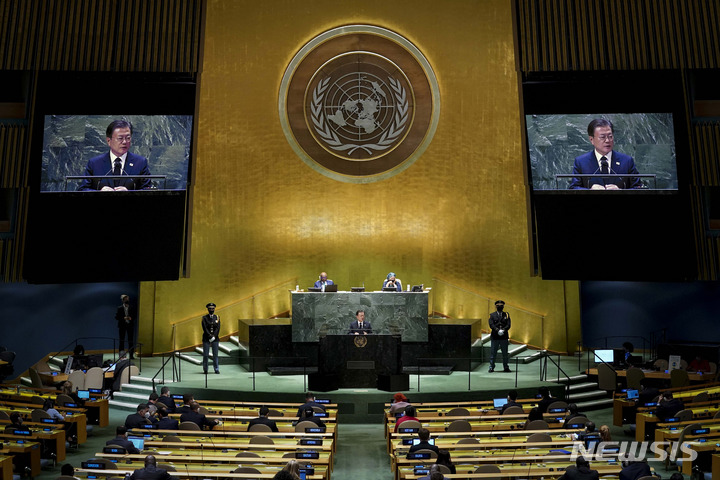 [뉴욕=뉴시스] 김진아 기자 = 문재인 대통령이 21일(현지시간) 미국 뉴욕 유엔 총회장에서 기조연설을 하고 있다. 2021.09.22. bluesoda@newsis.com