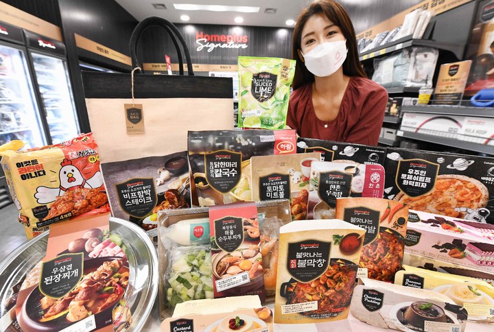 [서울=뉴시스] 23일 서울 등촌동 홈플러스 강서점에서 모델이 시그니처 위크 행사 상품을 선보이고 있다. 홈플러스는 오는 24일부터 다음달 13일까지 전국 점포와 온라인몰에서 '시그니처 위크'를 개최한다. (사진=홈플러스 제공) 2021.09.23. photo@newsis.com *재판매 및 DB 금지