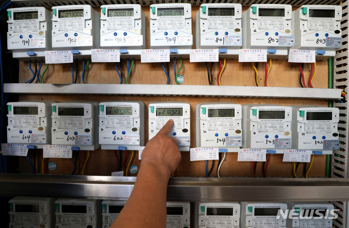 [서울=뉴시스] 추상철 기자 = 한국전력공사가 4분기 부터 적용되는 전기요금을 8년만에 전격 인상한 23일 오전 서울 중구 오피스텔에 설치된 전력계량기가 돌아가고 있다. 2021.09.23. scchoo@newsis.com