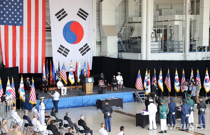 [호놀룰루=뉴시스] 김진아 기자 = 문재인 대통령이 22일(현지시간) 미국 히캄 공군기지 19번 격납고에서 열린 한미 유해 상호 인수식에서 추모사를 하고 있다. 2021.09.23. bluesoda@newsis.com