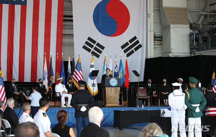 [호놀룰루=뉴시스] 김진아 기자 = 문재인 대통령이 22일(현지시간) 미국 히캄 공군기지 19번 격납고에서 열린 한미 유해 상호 인수식에서 추모사를 하고 있다. 2021.09.23. bluesoda@newsis.com