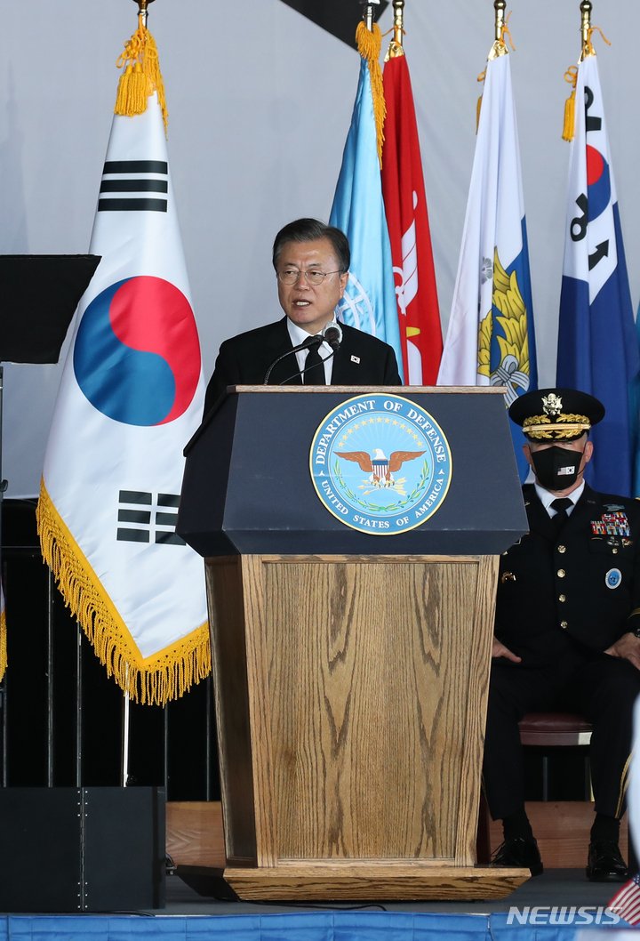 [호놀룰루=뉴시스] 김진아 기자 = 문재인 대통령이 22일(현지시간) 미국 히캄 공군기지 19번 격납고에서 열린 한미 유해 상호 인수식에서 추모사를 하고 있다. 2021.09.23. bluesoda@newsis.com