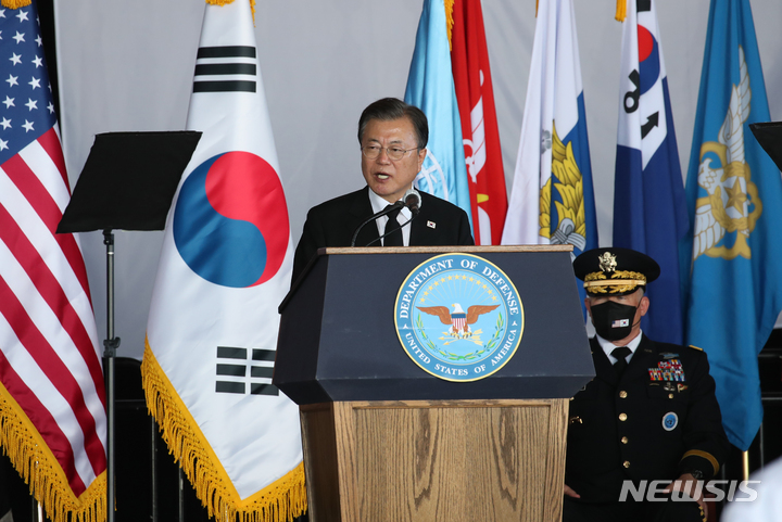 [호놀룰루=뉴시스] 김진아 기자 = 문재인 대통령이 22일(현지시간) 미국 히캄 공군기지 19번 격납고에서 열린 한미 유해 상호 인수식에서 추모사를 하고 있다. 2021.09.23. bluesoda@newsis.com