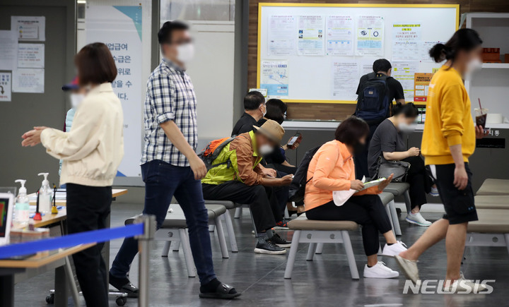 [서울=뉴시스] 김선웅 기자 = 서울 마포구 서울서부고용복지플러스센터에서 구직자들이 실업급여 신청을 하기 위해 줄을 서고 있다. 2021.09.23. mangusta@newsis.com