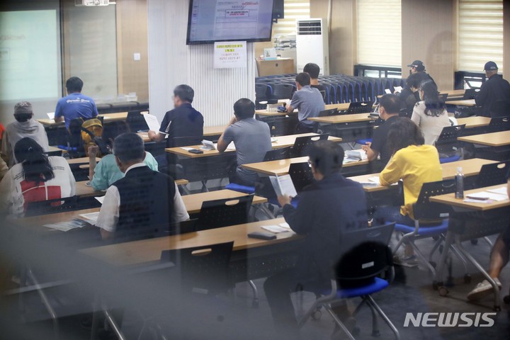 [서울=뉴시스] 김선웅 기자 = 30대 취업자가 18개월 연속으로 감소하고 있다. 통계청에 따르면 지난달 30대 취업자는 1년 전보다 8만8000명 감소한 520만명이다. 30대 취업자는 지난 2020년 3월부터 지난달까지 18개월 연속으로 전년 동월 대비 감소세를 이어갔으며 지난달 15세부터 70세 이상에 이르는 전 연령대 가운데 30대에서 유일하게 취업자가 줄었다. 23일 서울 마포구 서울서부고용복지플러스센터에서 구직자들이 실업급여 설명을 듣고 있다. 2021.09.23. mangusta@newsis.com