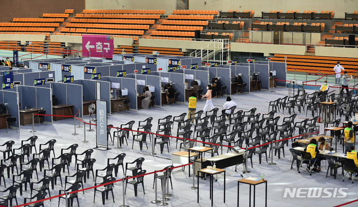[대구=뉴시스] 이무열 기자 = 23일 오전 대구 수성구 육상진흥센터에 마련된 코로나19 수성구 예방접종센터가 한산한 모습을 보이고 있다. 2021.09.23. lmy@newsis.com