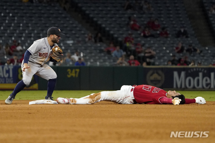 [애너하임=AP/뉴시스] 로스앤젤레스 에인절스의 지명타자 오타니 쇼헤이(오른쪽)가 22일(현지시간) 미 캘리포니아주 애너하임의 에인절 스타디움에서 열린 2021 메이저리그(MLB) 휴스턴 애스트로스와의 경기 4회 2루 도루에 실패한 후 운동장에 누워있다. 오타니는 45홈런으로 메이저리그 전체 홈런 3위를 달리고 있으며 공동 선두와는 1개 차이다. 2021.09.23.