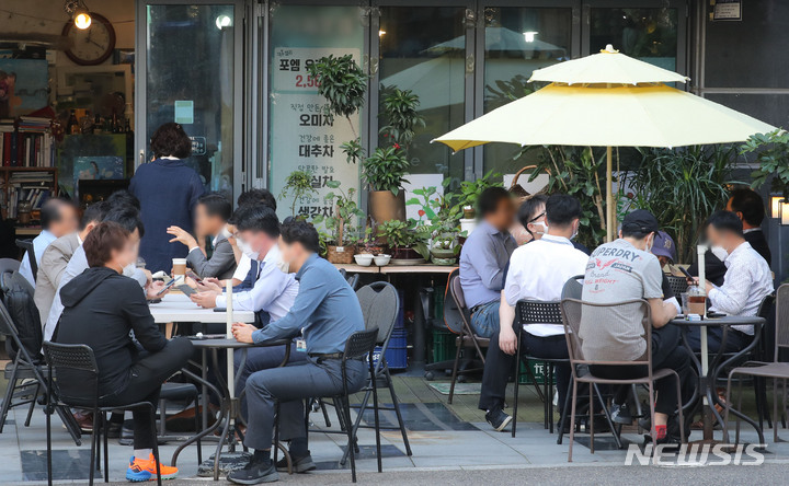 [서울=뉴시스] 권창회 기자 = 서울 서초구 선릉역 인근 카페에서 직장인들이 휴식을 취하고 있다. 2021.09.23. kch0523@newsis.com