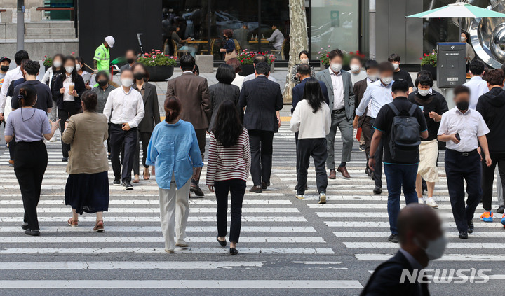 [서울=뉴시스] 권창회 기자 = 23일 오후 서울 서초구 선릉역 인근에서 직장인들이 이동하고 있다. 4단계 지역 예방접종 완료자 가족모임 예외 확대가 오늘까지 허용된다. 24일부터는 백신 접종 후 2주가 지난 사람도 식당·카페·집에서 최대 6명까지만 모일 수 있다. 2021.09.23. kch0523@newsis.com