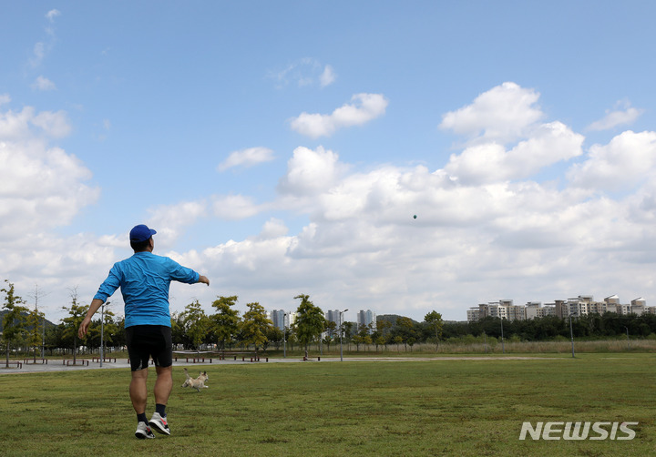 [인천=뉴시스] 백동현 기자 = 지난달 23일 오후 인천 연수구 송도달빛축제공원에서 시민들이 휴식을 취하고 있다. 2021.09.23. livertrent@newsis.com