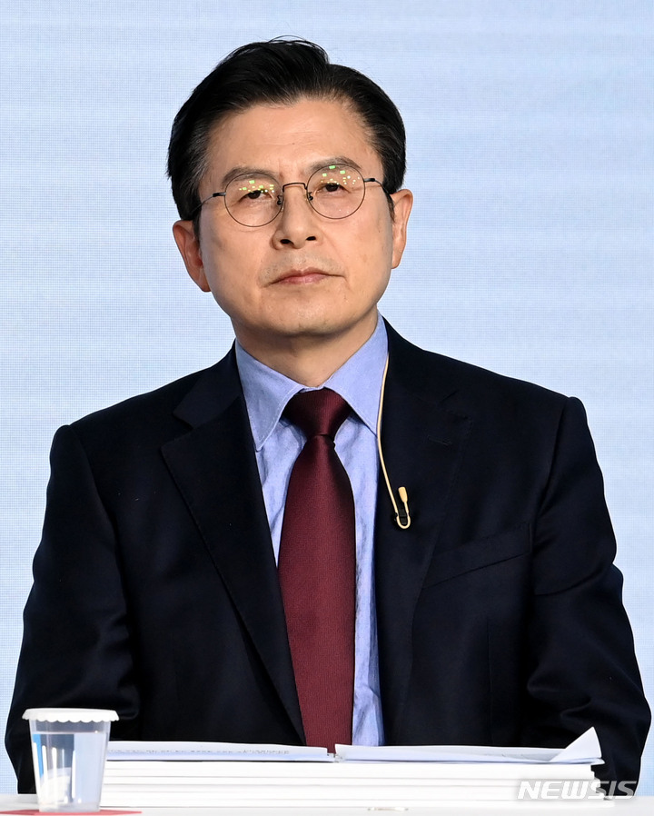 [서울=뉴시스] 국회사진기자단 = 황교안 국민의힘 대선 예비후보가 23일 오후 서울 강서구 ASSA빌딩 스튜디오에서 열린 제20대 대통령 후보자 선거 2차 방송토론회 준비를 하고 있다. 2021.09.23. photo@newsis.com