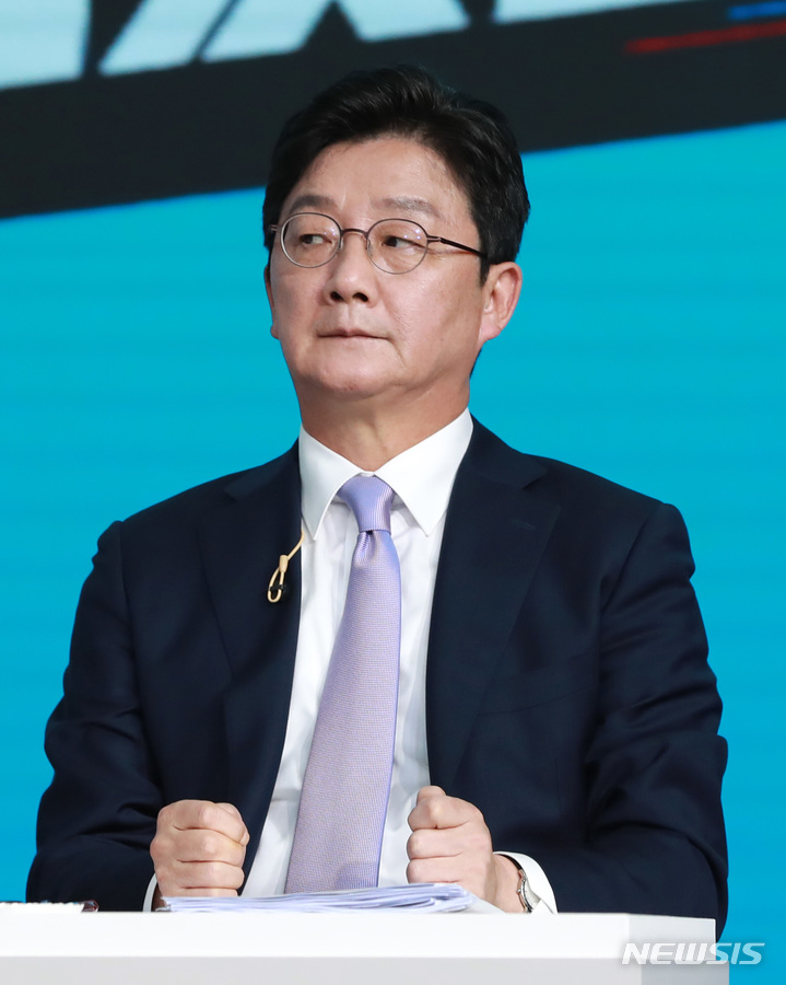 [서울=뉴시스] 국회사진기자단 = 유승민 국민의힘 대선 예비후보가 23일 오후 서울 강서구 ASSA빌딩 스튜디오에서 열린 제20대 대통령 후보자 선거 2차 방송토론회 준비를 하고 있다. 2021.09.23. photo@newsis.com