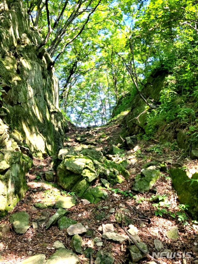 [장성=뉴시스] 이창우 기자= 전남 장성군 북이면 원덕리에서 전북 정읍시 방면으로 이어지는 갈재 옛길. (사진=장성군 제공) 2021.12.13 photo@newsis.com