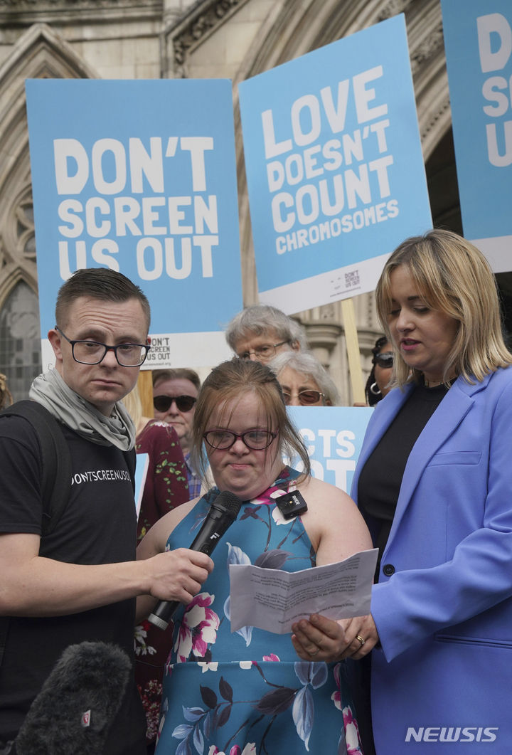 [런던=AP/뉴시스] 영국 낙태법을 고쳐 다운증후군 태아도 정상 태아처럼 24주까지만 낙태가 허용되어야 한다며 보건부를 상대로 재판을 건 하이디 크라우터가 23일 패소 판결 후 성명서를 읽고 있다 