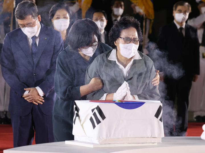 [성남=뉴시스] 김진아 기자 = 23일 밤 서울공항에서 열린 국군 전사자 유해 봉환식에서 고 김석주 일병의 유족이 오열하고 있다. 2021.09.23. bluesoda@newsis.com