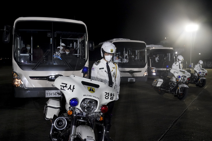 [성남=뉴시스] 김진아 기자 = 23일 밤 서울공항에서 열린 국군 전사자 유해 봉환식에서 사이드카를 운용하는 군사경찰이 유해 운구를 전 묵념하고 있다. 2021.09.23. bluesoda@newsis.com