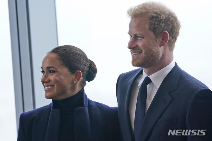 [뉴욕=AP/뉴시스] 23일(현지시간) 영국 해리 왕자와(오른쪽) 배우자 메건 마클이 미국 뉴욕시 세계무역센터 전망대에서 기념사진을 촬영하고 있다. 2021.09.24.