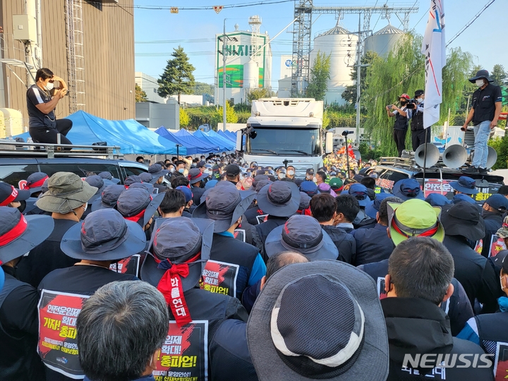 [청주=뉴시스] 조성현 기자 = 민주노총 화물연대 노조원들이 24일 충북 청주시 흥덕구 송정동 SPC삼립 공장 앞에서 물류배송 차량의 진입을 막아서고 있다. 2021.09.24. jsh0128@newsis.com