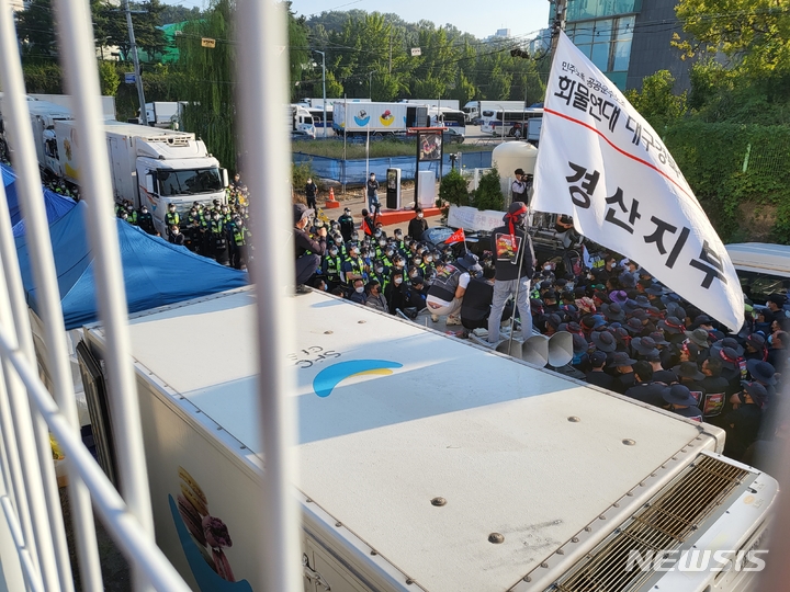 [청주=뉴시스] 조성현 기자 = 민주노총 화물연대 노조원들이 24일 충북 청주시 흥덕구 송정동 SPC삼립 공장 앞에서 물류배송 차량의 진입을 막아서고 있다. 2021.09.24. jsh0128@newsis.com