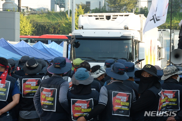 [청주=뉴시스] 조성현 기자 = 민주노총 화물연대 노조원들이 24일 충북 청주시 흥덕구 송정동 SPC삼립 공장 앞에서 물류배송 차량의 진입을 막아서고 있다. 2021.09.24. jsh0128@newsis.com 