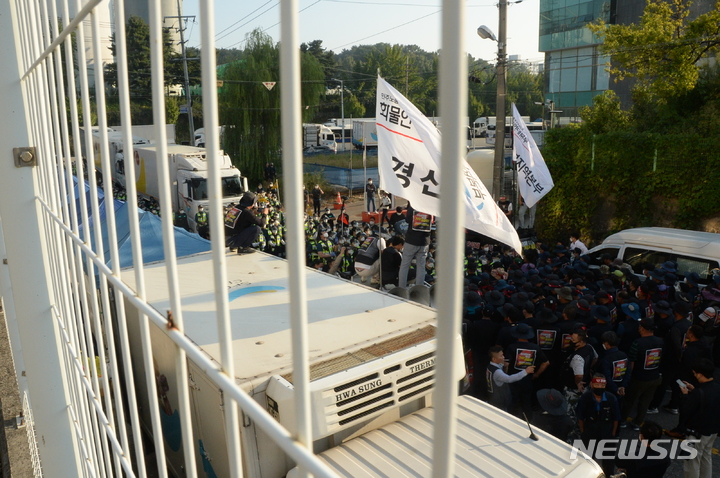 [청주=뉴시스] 조성현 기자 = 민주노총 화물연대 노조원들이 24일 오전 충북 청주시 흥덕구 송정동 SPC삼립 공장 앞에서 물류배송 차량의 진입을 막아서고 있다. 2021.09.24. jsh0128@newsis.com