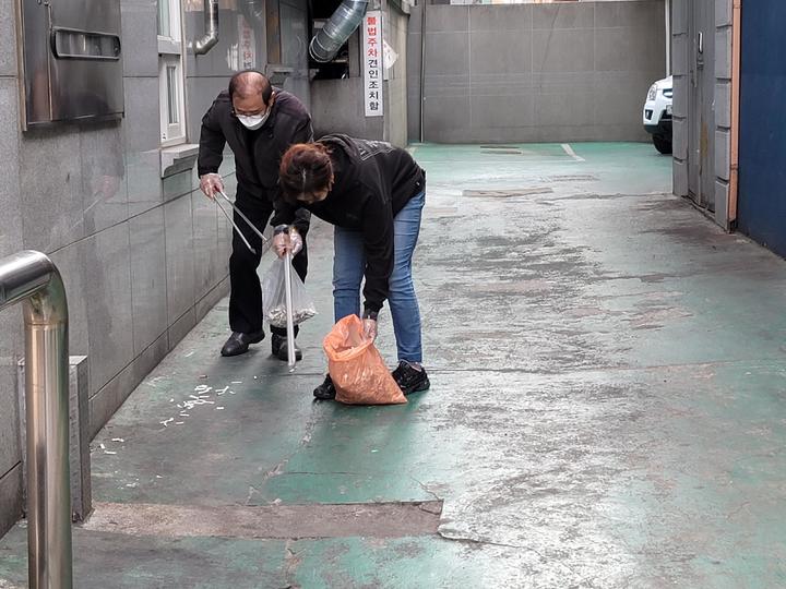 [서울=뉴시스] 서울 강북구 담배꽁초 수거 현장 모습. (사진=환경부 제공). 2021.09.24. photo@newsis.com *재판매 및 DB 금지