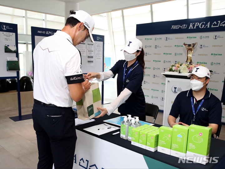 "팬심과 홍보 둘 다 잡는다"…식품업계, 스포츠 마케팅 '활발'